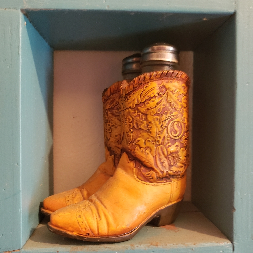 Salt and pepper set
